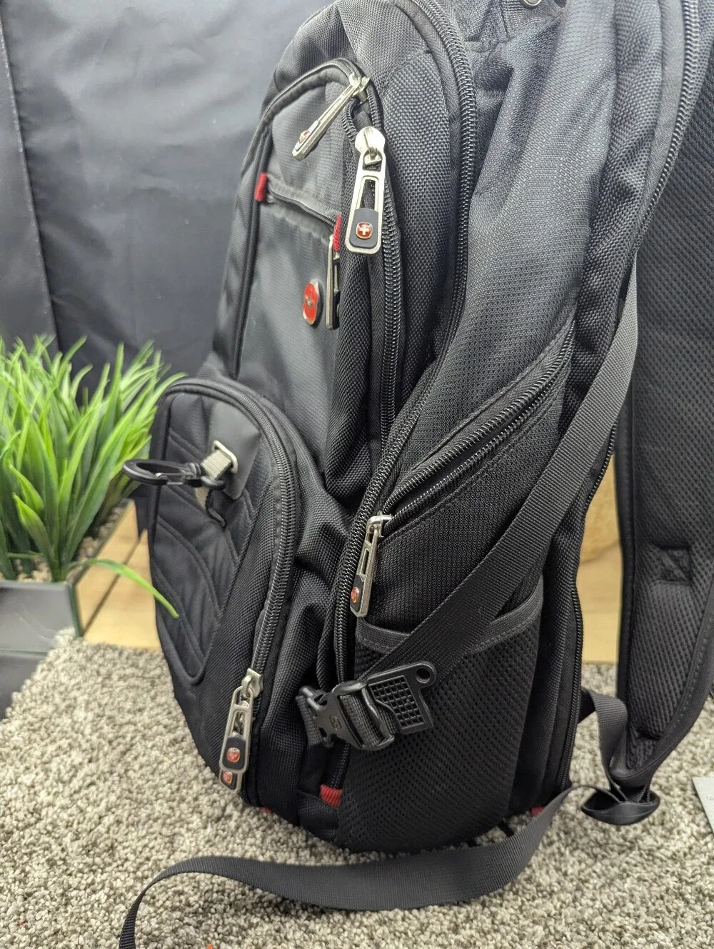 SwissGear 8112 USB Airflow Padded Shoulder Protection Laptop Hiking Backpack